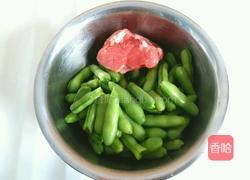 鲜蚕豆炒肉的做法图解1