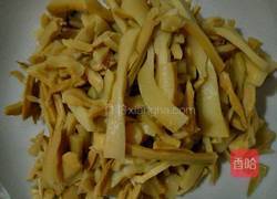 竹笋炒肉的做法图解1