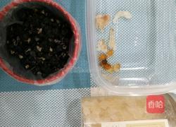 黑枸杞桃胶雪燕羹的做法图解1