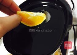 鲜榨橙汁的做法图解3