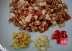 酸菜炒肉的做法图解2