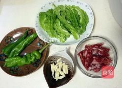 腊肠炒苦瓜的做法图解1