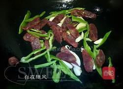 腊肠炒苦瓜的做法图解3