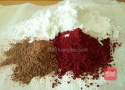 红丝绒漩涡蛋糕的做法图解1