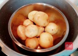 香煎五香小土豆的做法图解2