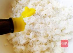 海苔肉松饭团的做法图解1