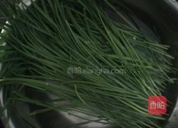 豆腐炒韭菜的做法图解1