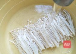 油泼金针菇的做法图解1