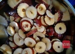 红枣银耳百合莲子雪梨羹的做法图解1