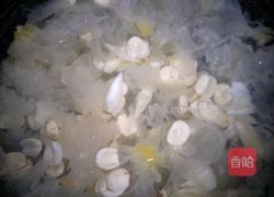 红枣银耳百合莲子雪梨羹的做法图解2