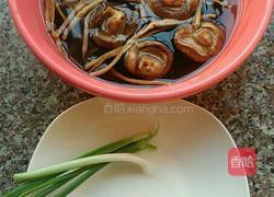 黄花菜炒木耳香菇瘦肉片的做法图解1