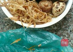 黄花菜炒木耳香菇瘦肉片的做法图解2