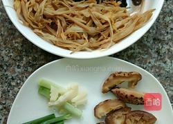 黄花菜炒木耳香菇瘦肉片的做法图解4