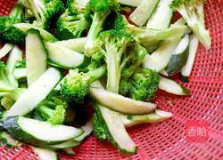 西蓝花炒黄瓜的做法图解4