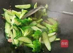 西蓝花炒黄瓜的做法图解6