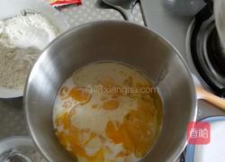 戚风杯子蛋糕的做法图解2