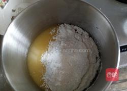 戚风杯子蛋糕的做法图解4