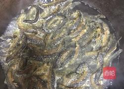 酸豆角炒泥鳅的做法图解1