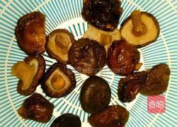 腊肉香菇土豆粽的做法图解2