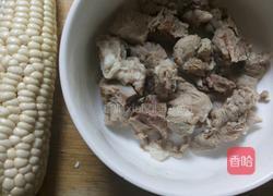 玉米排骨汤的做法图解1