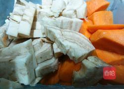 土茯苓薏米紅萝白的做法图解2