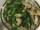 秋葵炒肉的做法[图]