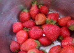 草莓酸奶雪糕的做法图解1