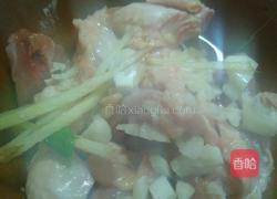 砂锅鸡翅的做法图解1