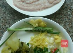 酸菜炒生肠的做法图解3