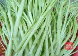 通菜梗炒酸笋的做法图解1