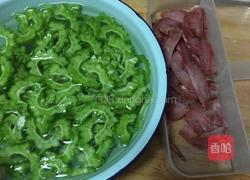酸甜苦辣（苦瓜）的做法图解1