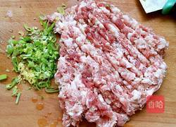 猪肉胡萝卜馅馄饨的做法图解1