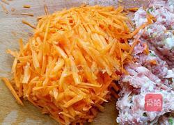 猪肉胡萝卜馅馄饨的做法图解2