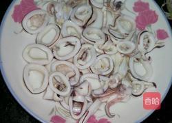 鱿鱼炒西兰花的做法图解2