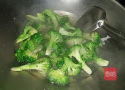 鱿鱼炒西兰花的做法图解3