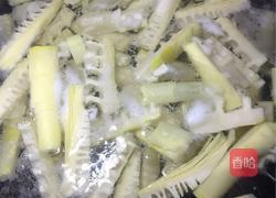 五花肉炖鲜竹笋的做法图解1