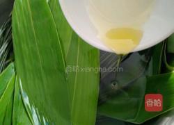 香菇咸蛋黄肉粽的做法图解3