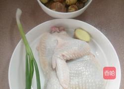 板栗煲鸡汤的做法图解1