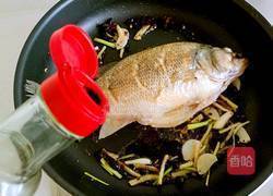 红烧鲈鱼的做法图解8