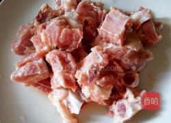 排骨炖油豆角的做法图解1