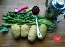 土豆丝炒芹菜的做法图解1