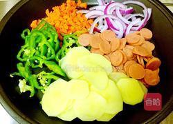 火腿鲜蔬披萨的做法图解2