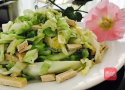 卷心菜清炒冻豆腐的做法图解1