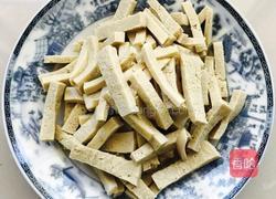 卷心菜清炒冻豆腐的做法图解2