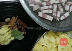 红烧肉炖土豆的做法图解1