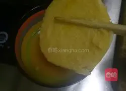 Illustration of how to make golden steamed bun slices 5