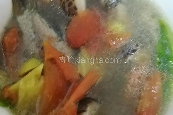 西红柿鲫鱼蘑菇汤