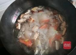 西红柿鲫鱼蘑菇汤的做法图解5