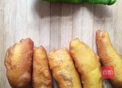 青椒炒油条的做法图解1