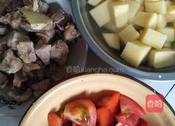 番茄土豆炖牛腩的做法图解1
